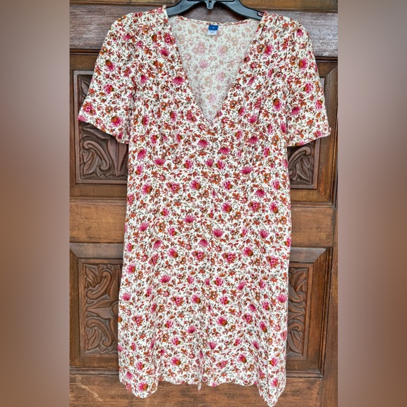 Old Navy Dresses & Skirts - Old Navy Floral V-Neck Short Sleeve Button Down Dress.  Size Medium.  EUC.